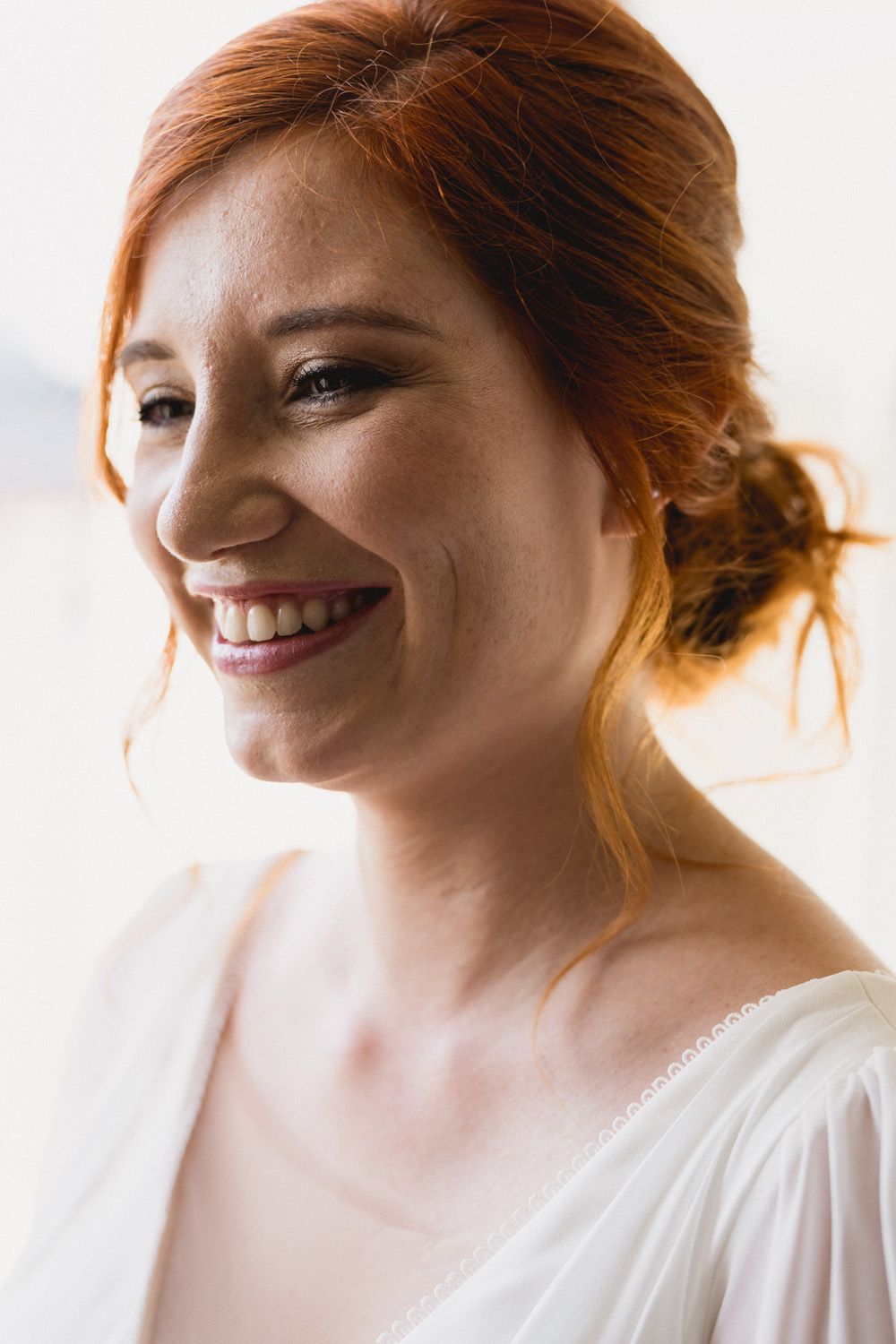 Mariée souriante en robe blanche