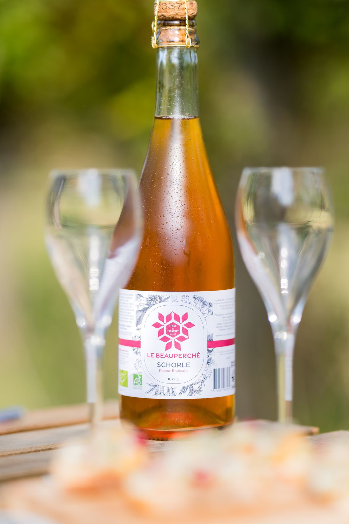 Bouteille Le Beauperché et flûtes au jardin