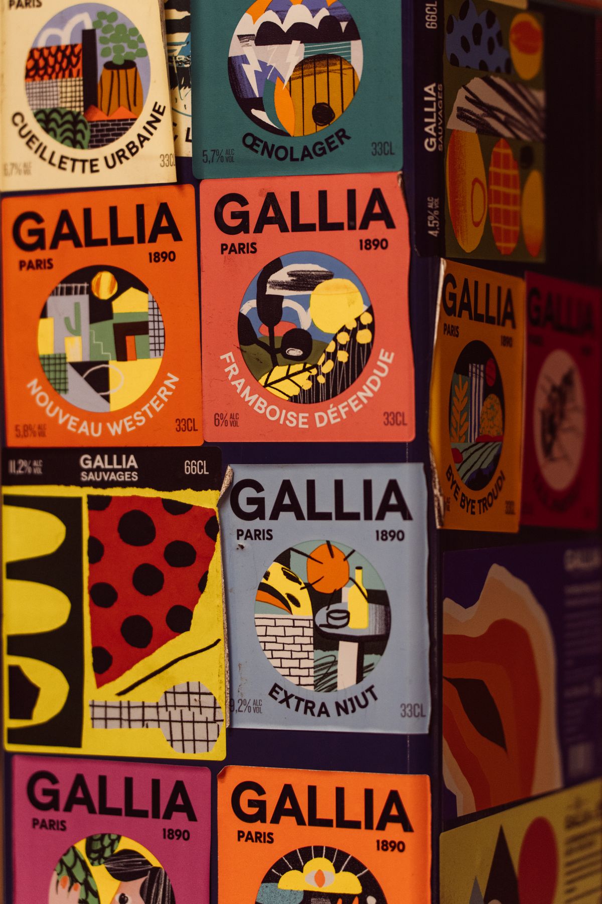 Mur d'affiches colorées de la brasserie Gallia