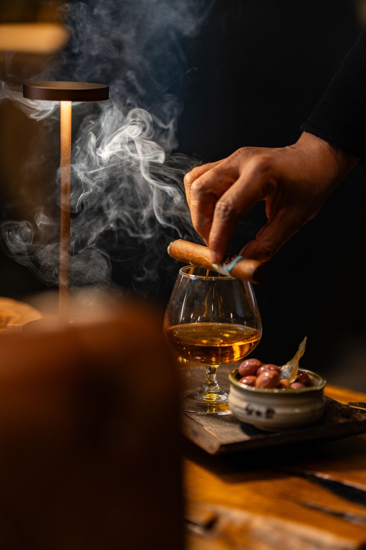 Cognac et cigare servis au bar, fumée