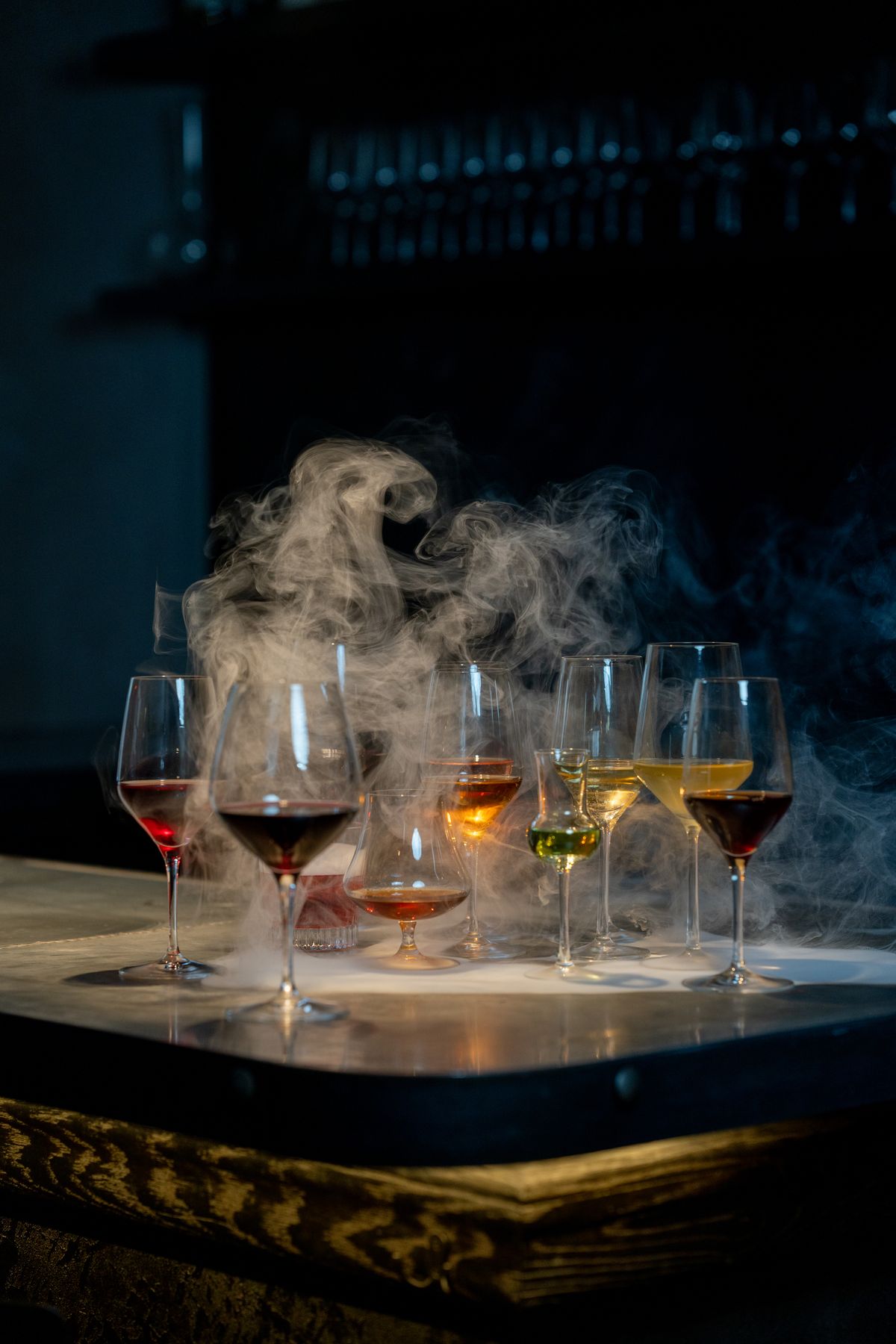 Verres de dégustation dans la fumée, restaurant Lava