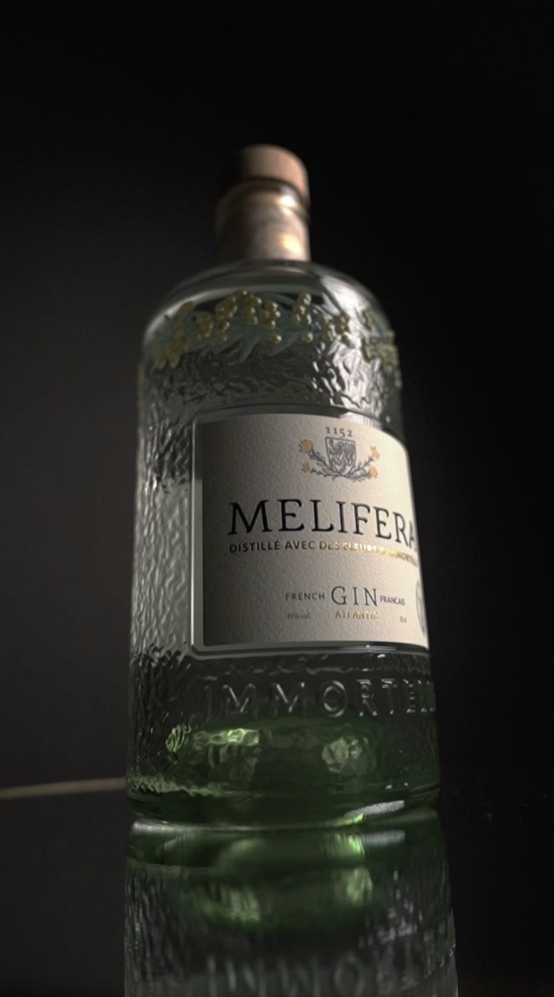 Bouteille de gin Melifera sur fond noir