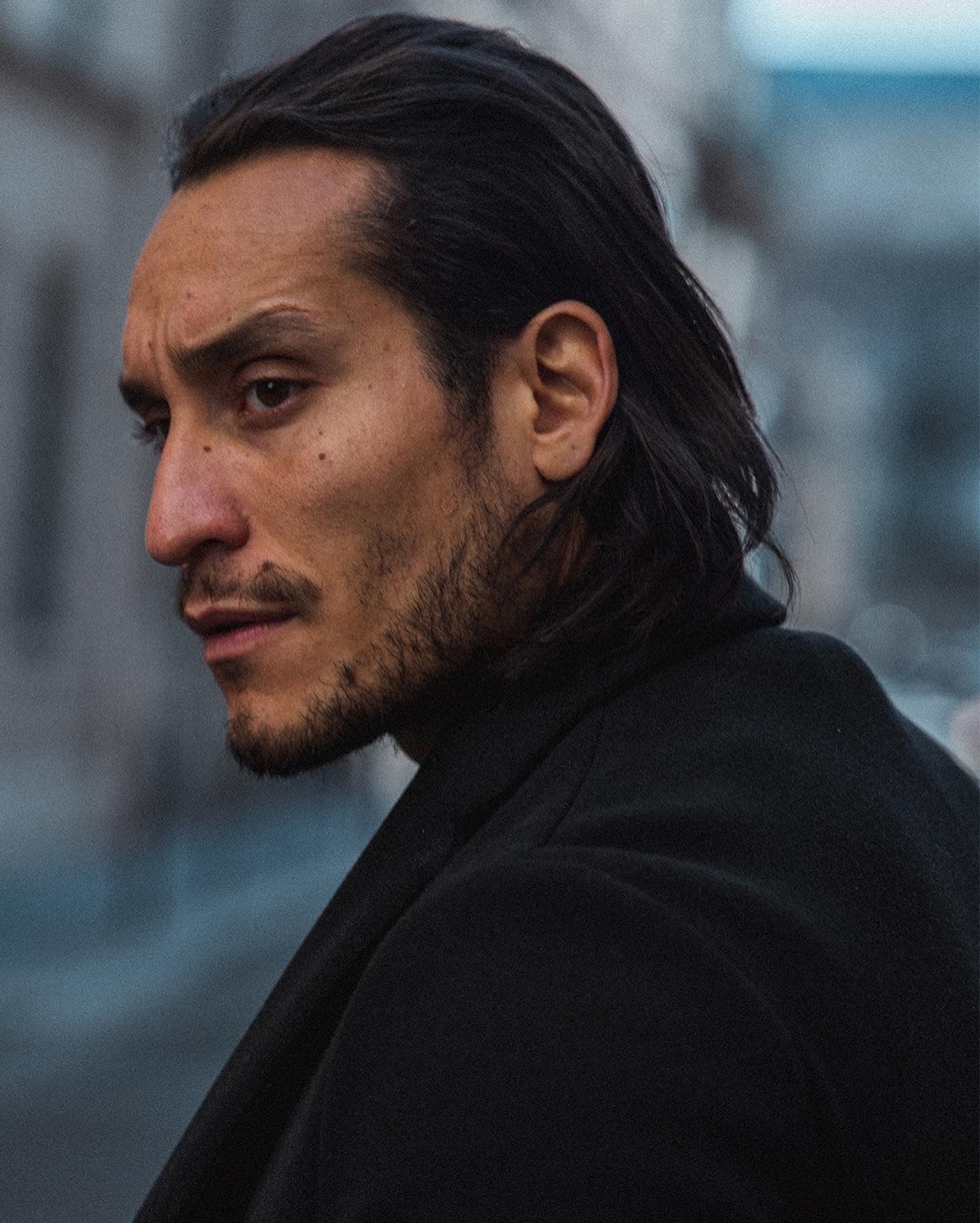 Portrait d'homme aux cheveux longs, lumière froide