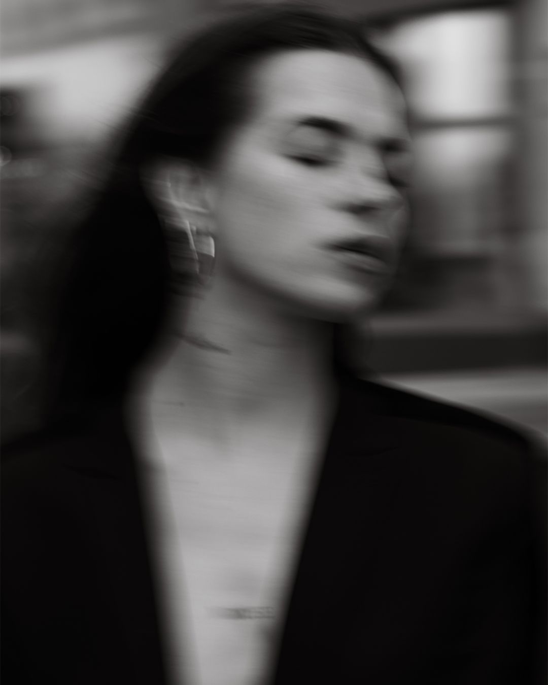 Portrait de femme en mouvement, noir et blanc