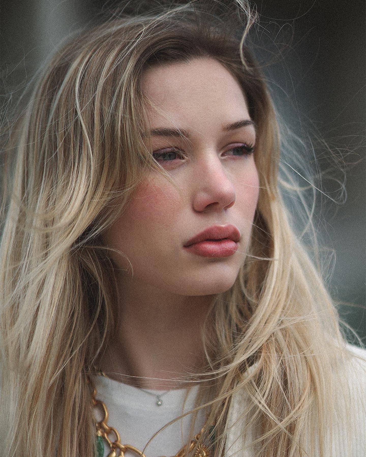 Portrait de femme blonde, regard lointain