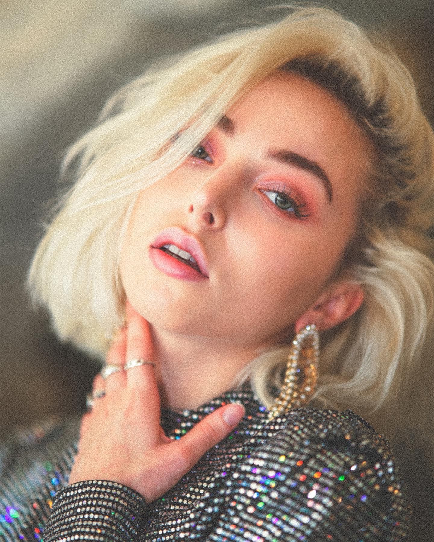 Portrait de femme blonde aux paillettes