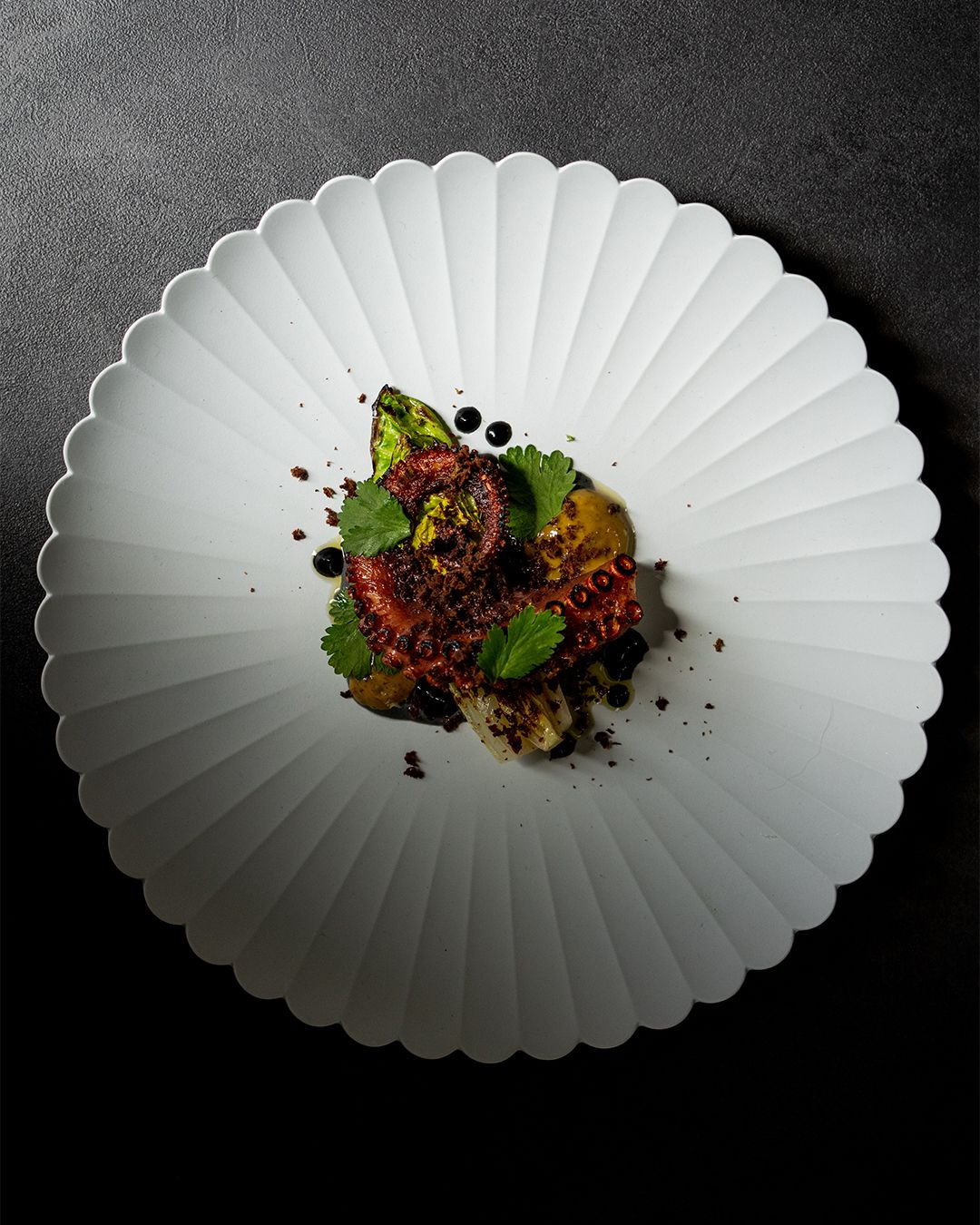 Assiette gastronomique sur porcelaine blanche, fond noir