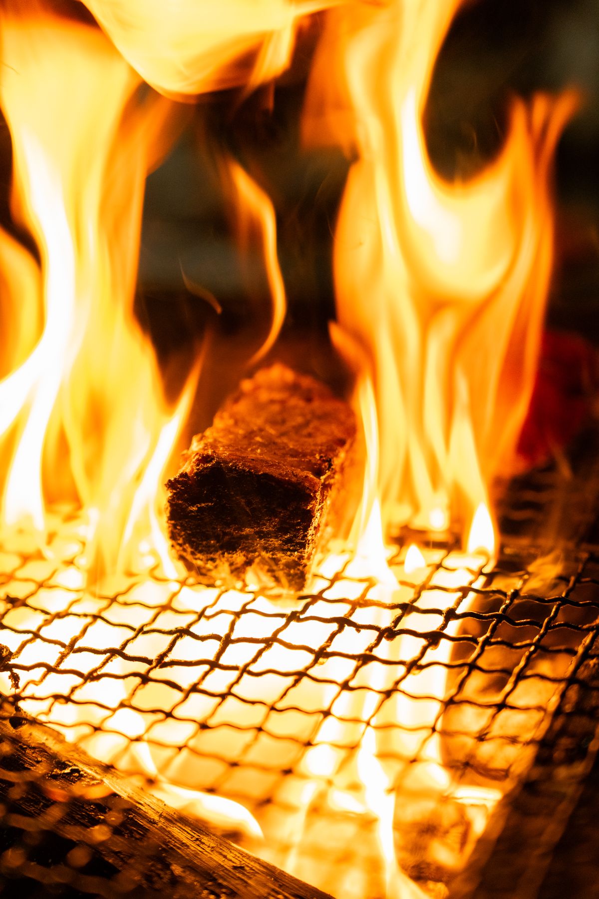 Viande saisie sur la braise, flammes