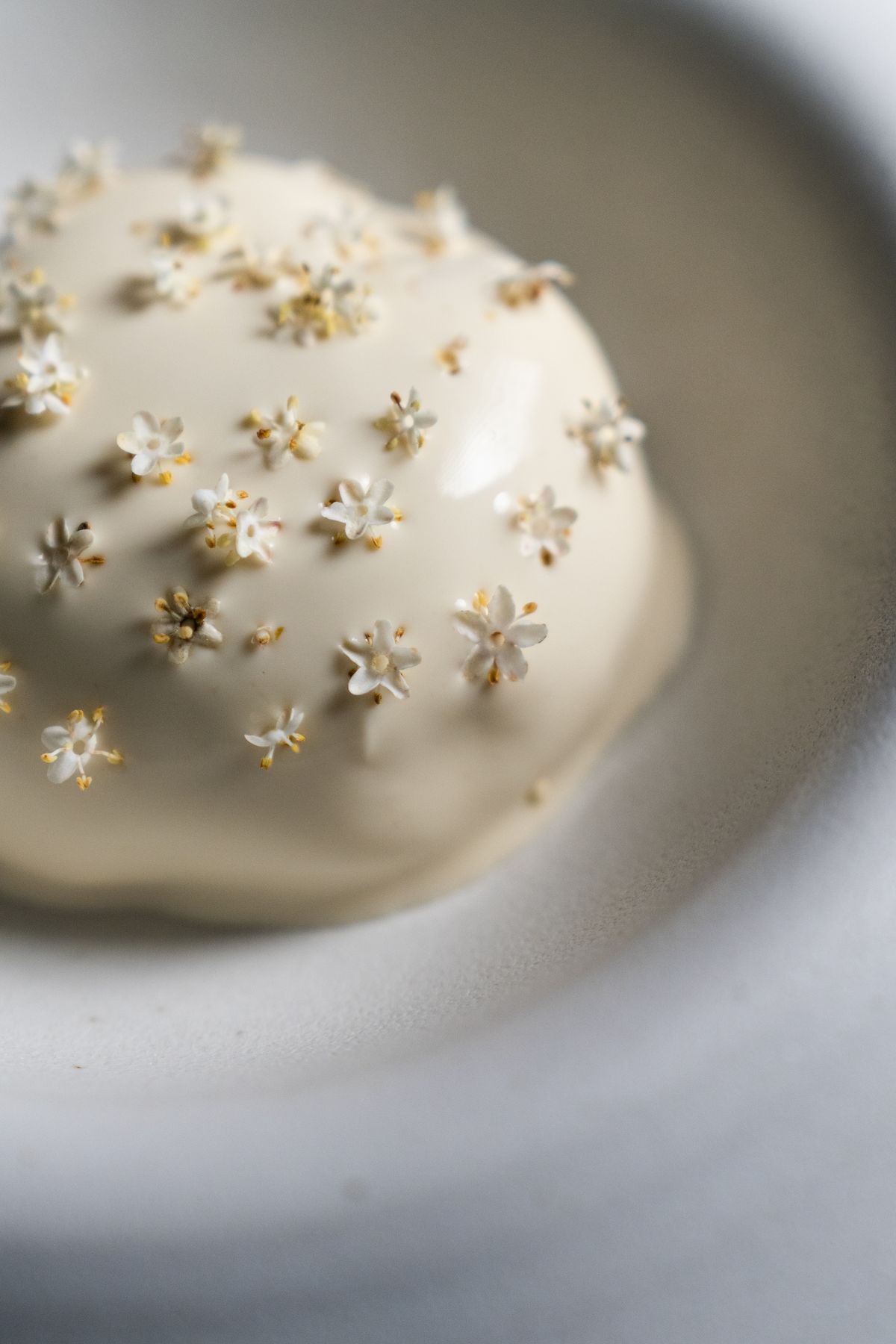 Dessert blanc perlé de petites fleurs